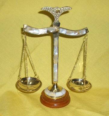 Balanza Medina de Bronce con Madre Perla y Base en Madera 9"Alto x 7"Ancho - Botanica Nena