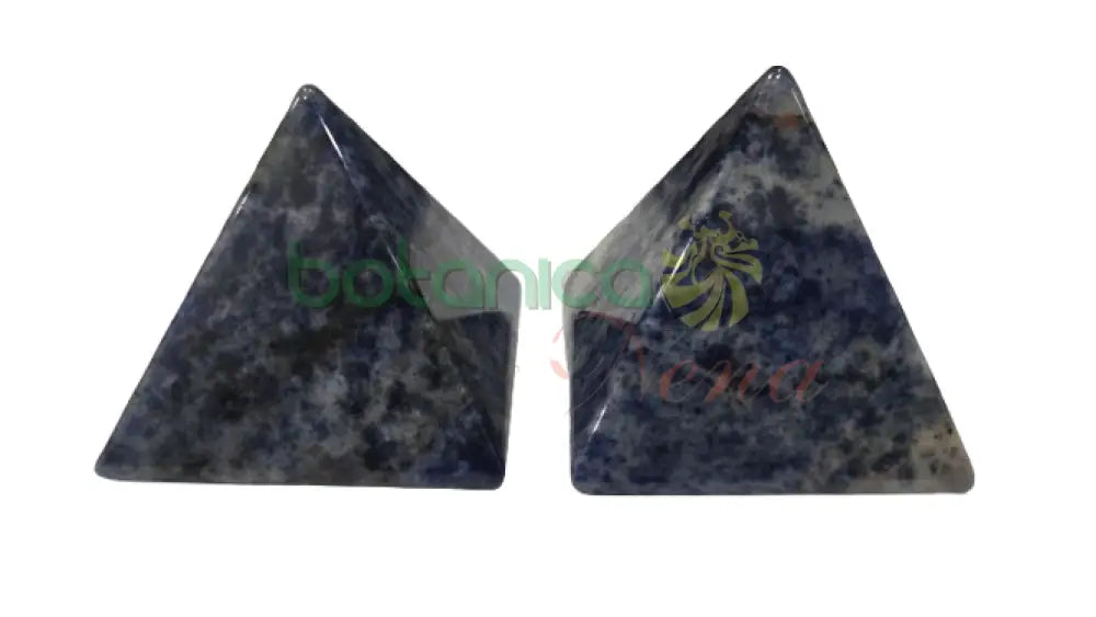 Piramide en cuarzos 2’’H x 2’’W Sodalita