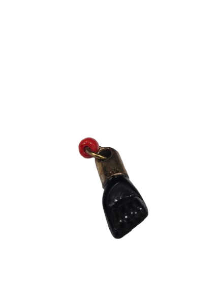 Mano con piedra roja amuleto de proteccion (fantasia)